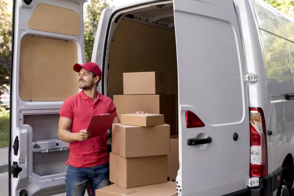 Mudanzas comerciales; Hombre haciendo check in de su cargamento