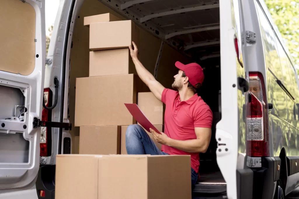 Mudanzas residenciales; Hombre realizando un chequeo de las cajas que va a transportar