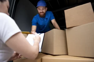 Servicios de mudanzas nacionales; Hombres haciendo la contabilidad de las cajas de una mudanza