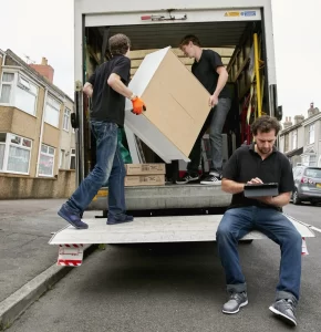 Servicio de mudanzas; Personas bajando artículos voluminosos de una camioneta de mudanza 