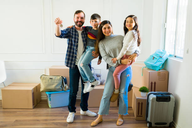 Mudanzas en México; familia feliz en su nueva casa gracias a su servicio de mudanza