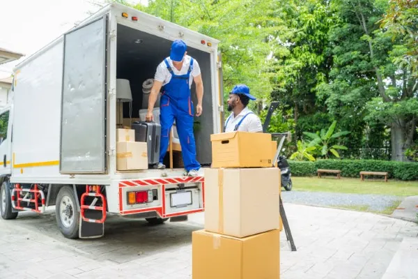 Trabajadores descargando cajas de un camión durante un servicio de mudanzas locales.