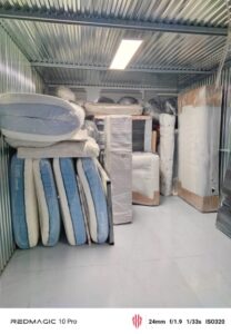 Vista general de una bodega acomodada perfecta como lo marca el checklist para mudanza.