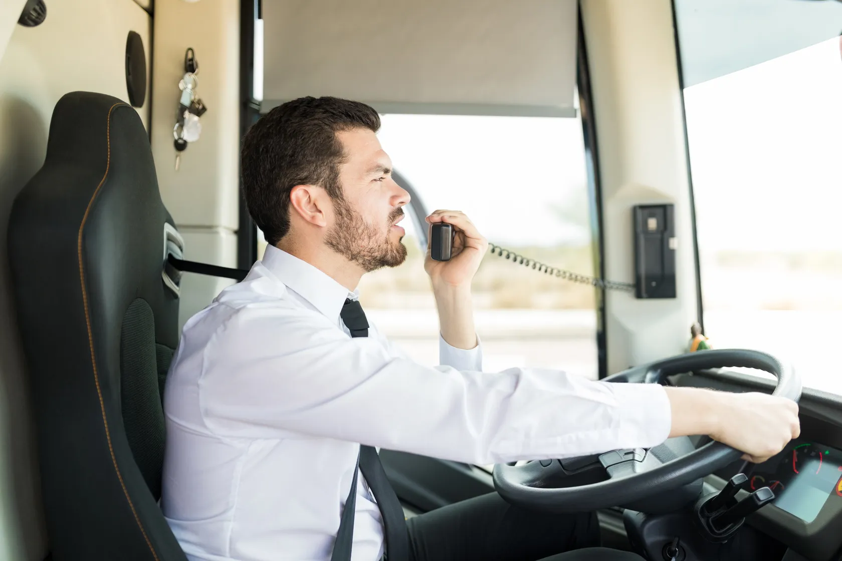 Toma fotográfica de transportista de mudanzas residenciales manteniendo contacto con el cliente