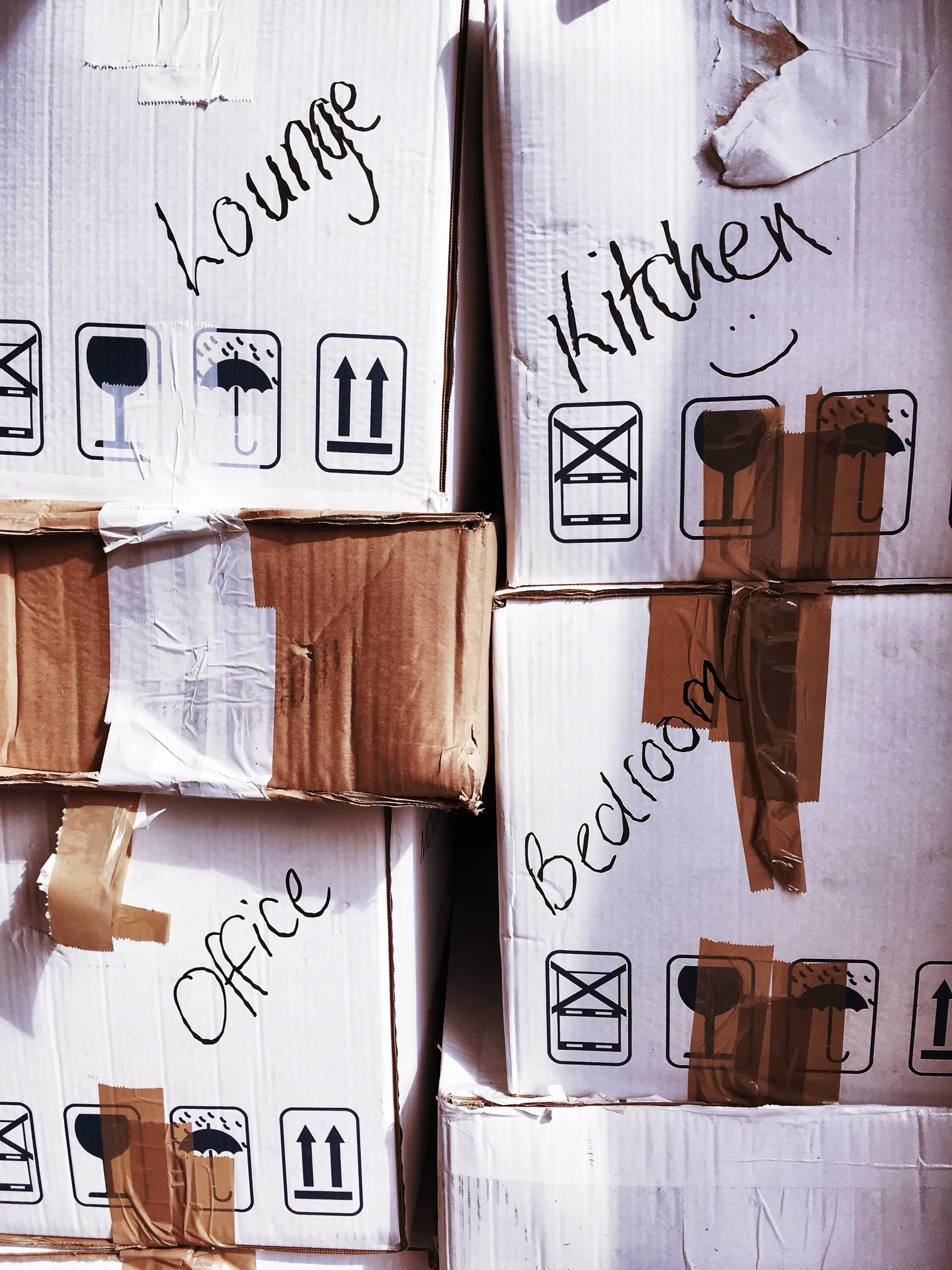 Toma fotográfica en “close-up” de cajas separadas por nombres para una correcta mudanza en mudanzas zapopan