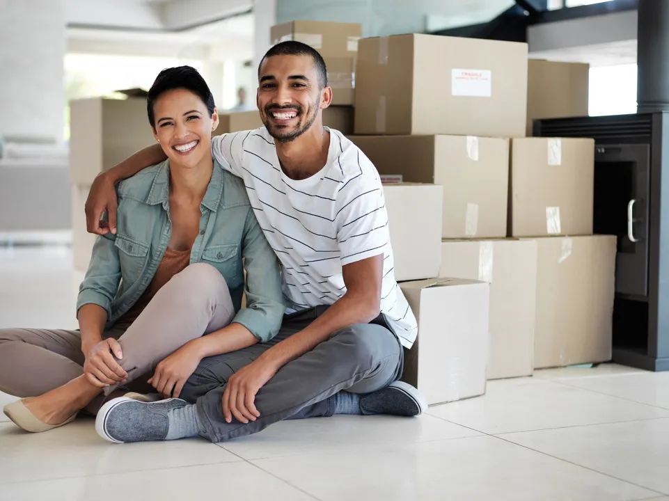 Mudanzas Tlajomulco. Pareja de novios en su nueva casa con cajas de mudanza