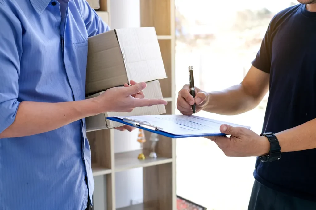 Mudanzas Tlaquepaque: Personal de mudanza y cliente firmando los documentos necesarios para iniciar el servicio.